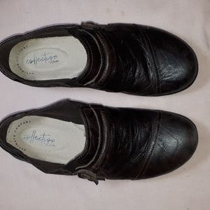 Ladies shoes. Size 6 1/2 W US. Collection by Clarks